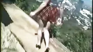 此外，在看色情照亮公共闪烁的，而她的丈夫在工作中他的妻子被搞砸了