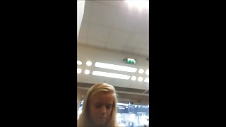 观看色情抓住这些疯狂的性感的裸体的青少年与奶