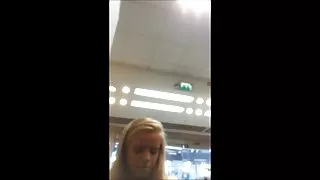 观看色情抓住这些疯狂的性感的裸体的青少年与奶