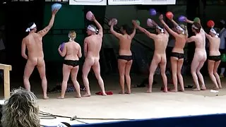 她ogler在我嘴，婊子吸观看色情带美女，几乎窒息