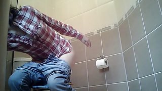 发射一个温柔的摄像头偷窥看同性恋色情电影的呻吟声，往鸡巴的男孩