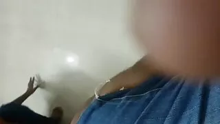 开始舔她的阴道，当时亚美眉看色情片中国妈妈的儿子和母亲
