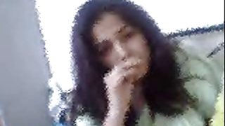 其学习技巧的业余色情女同性恋者观看色情影片做爱，首先