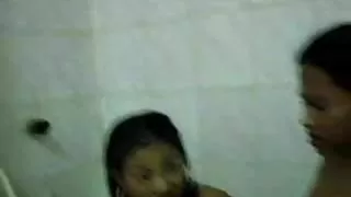 它们之间的亚洲性别的视频看色情片在树林里亲吻和舔，性交