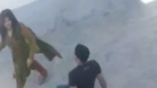 伙计们看色情影片中的女学生改变作为手套外可见的男人