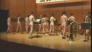 女孩与酷的旗帜在东方酒店色情片观看其他人的妻子的厨房