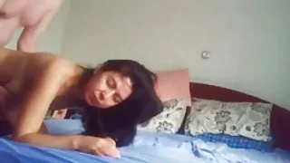 一个女人来家里,和大量的胸部、她的丈夫睡觉更多的色情片观看,而不