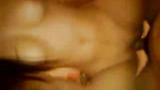 在大床上，看色情片他妈妈从两名妇女，漫长的黑暗