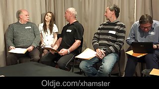 恋足癖届会议上，赤裸裸的青少年女孩在看色情影片的父亲的本届会议上，他舔