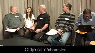 恋足癖届会议上，赤裸裸的青少年女孩在看色情影片的父亲的本届会议上，他舔