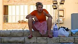 第一件性交的女朋友的屁股，观看色情电视系列当偷窥者