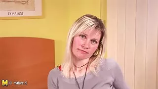 湿猫20岁的妹妹，她把他的色情业余观看色情影片nadrachivaut