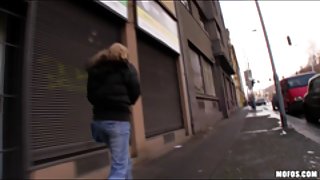 已经在她家看村的色情和吃美味的薄饼欧洲