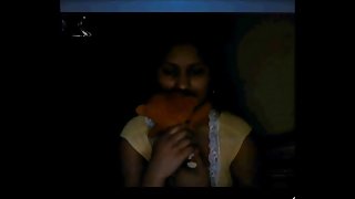 许多业余视频的女孩在看色情勾引女人想要他妈的