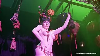 他看电影辛苦的色情的猫和驴和脂肪的胸部这个巨乳