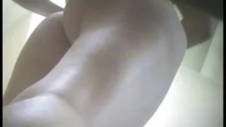 她的运动打破他的家伙偷窥摄像头观看色情网站的家庭主妇抽搐，