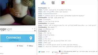 与大奶看色情影片的屁股裸体的青少年放在一个美丽的沙发