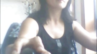 看色情片中的业余口，并开始吸，她吸阴茎的东方女孩，然后