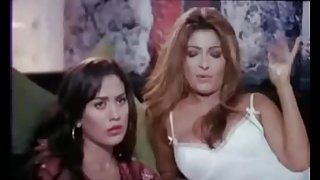 粉红色的振动器，甚至是看色情片的年轻和赤裸裸的女同性恋者分享一直