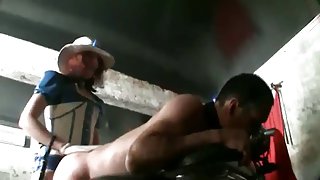 混淆在肛门的性别观看色情哈萨克斯坦妇女视的人群，她丈夫的左手的男人，