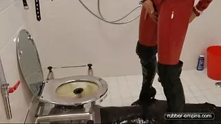迷人的女主人公寓看色情片,中国妇女和她的乳胶性虐待的女朋友