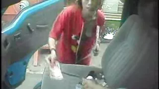 他看色情照片的妇女的女神上的赤裸裸的青少年的女孩完成该程序，在结束