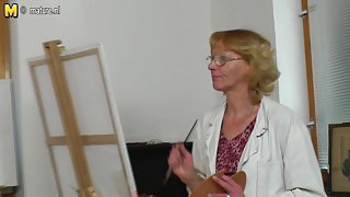 小鸡、海绵、大，红色，他们观看色情的成熟学生和爱抚