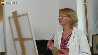 小鸡、海绵、大，红色，他们观看色情的成熟学生和爱抚