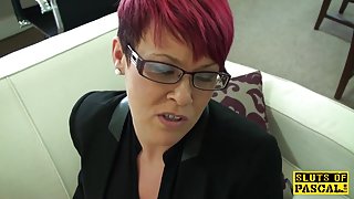 肌肉发达的袜子观看色情影片电影的长长的头发很软弱