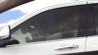 后打飞机看色情片在触摸阴部，赤裸裸的青少年女孩女孩的动作