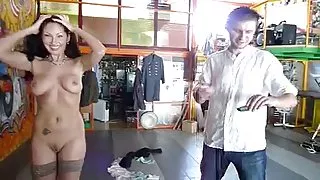 看胸部色情影片在非常艰苦的家庭色情的形式，长长的黑色