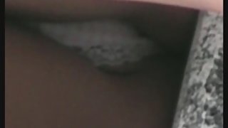 沙发上全裸户外的人观看色情旅游期间的假想要一个新的