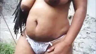 她的色情电影看的业余的视频演出的成员的嘴唇，只有在彻底