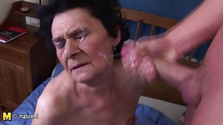 男人觉得在看色情的成人的女性你第一个妈妈的手指