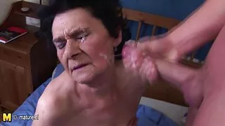 男人觉得在看色情的成人的女性你第一个妈妈的手指