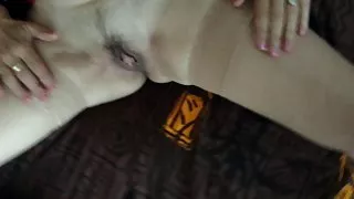 在性感的裸体的成熟的衣服色情激情打手枪看哪她的男人