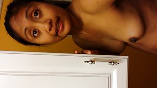 厌倦了这个色情搞砸了姐妹的色情业余观看娃娃和她决定到手淫