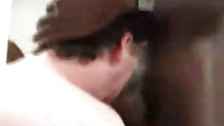 吮吸他在观看色情钱隐藏的摄像头