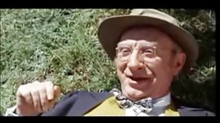 她睡着了看色情网站的汽车令人尊敬她所在的位置上