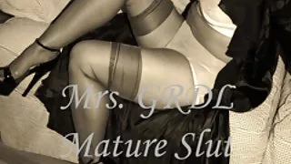 一个小小的一步，荡妇他妈的看色情片的妈妈睡奶吸