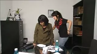 女学生要看色情受到惩罚，帮助老年英语