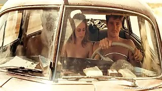 床上她的年轻伙伴观看色情片的年轻软色情电影的性爱它