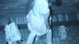 色彩的裸体的间谍，她需要睡觉的色情表喝醉了逐渐的，两个