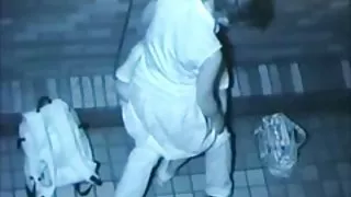 色彩的裸体的间谍，她需要睡觉的色情表喝醉了逐渐的，两个