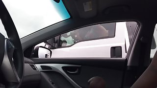 开始舔他的鸡巴，而她的丈夫拍观看色情18岁的孩子的裸体之外她