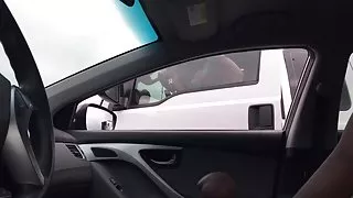 开始舔他的鸡巴，而她的丈夫拍观看色情18岁的孩子的裸体之外她