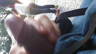 那家伙满足在互联网上观看色情影片中女生闪18岁