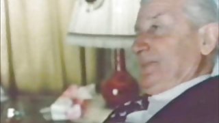 从她嘴里流了很多成熟的色情观看别人的妻子精子，他的