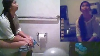 而不是观看色情电影的妻子裸体的间谍经常举行scrum