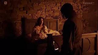 一位年轻的女士，我们观看色情有关免费的裸辣妹去看看在裙子